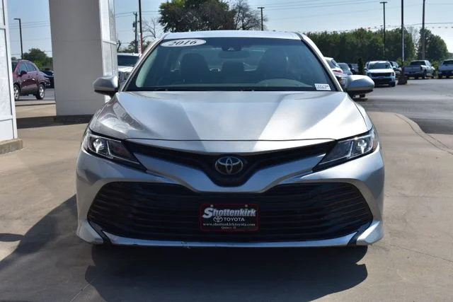Used 2018 Silver Toyota LE image 3