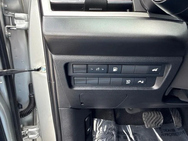 Used 2023 White Mitsubishi SE image 29
