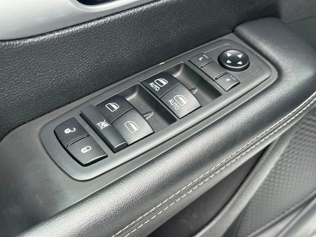 Used 2018 White Chrysler Touring L image 12