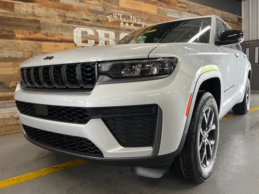 New 2026 Silver Zynith Exterior Paint Jeep Laredo Altitude image 11