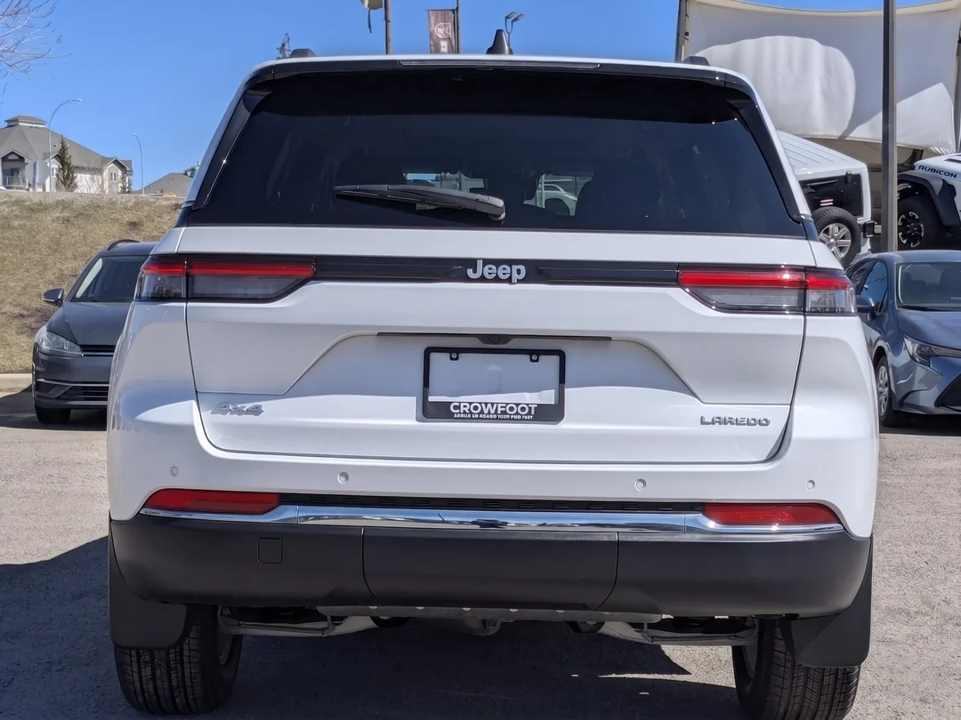 New 2026 White Jeep Laredo - - 4x4 - Classic Theme - 8.4-inch Touchscreen - Heated Seats & Steering Wheel & More! image 7