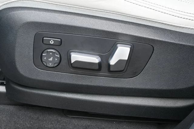 Used 2023 Black BMW sDrive40i image 18