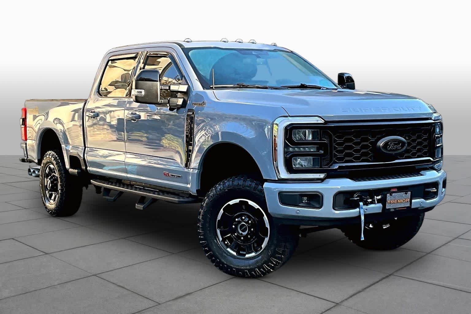 Used 2025 Glacier Gray Metallic Tri-Coat Ford LARIAT image 3