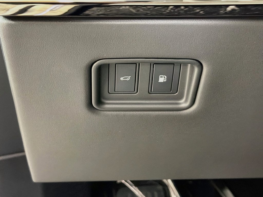 New 2027 Fuji White Land Rover  image 10