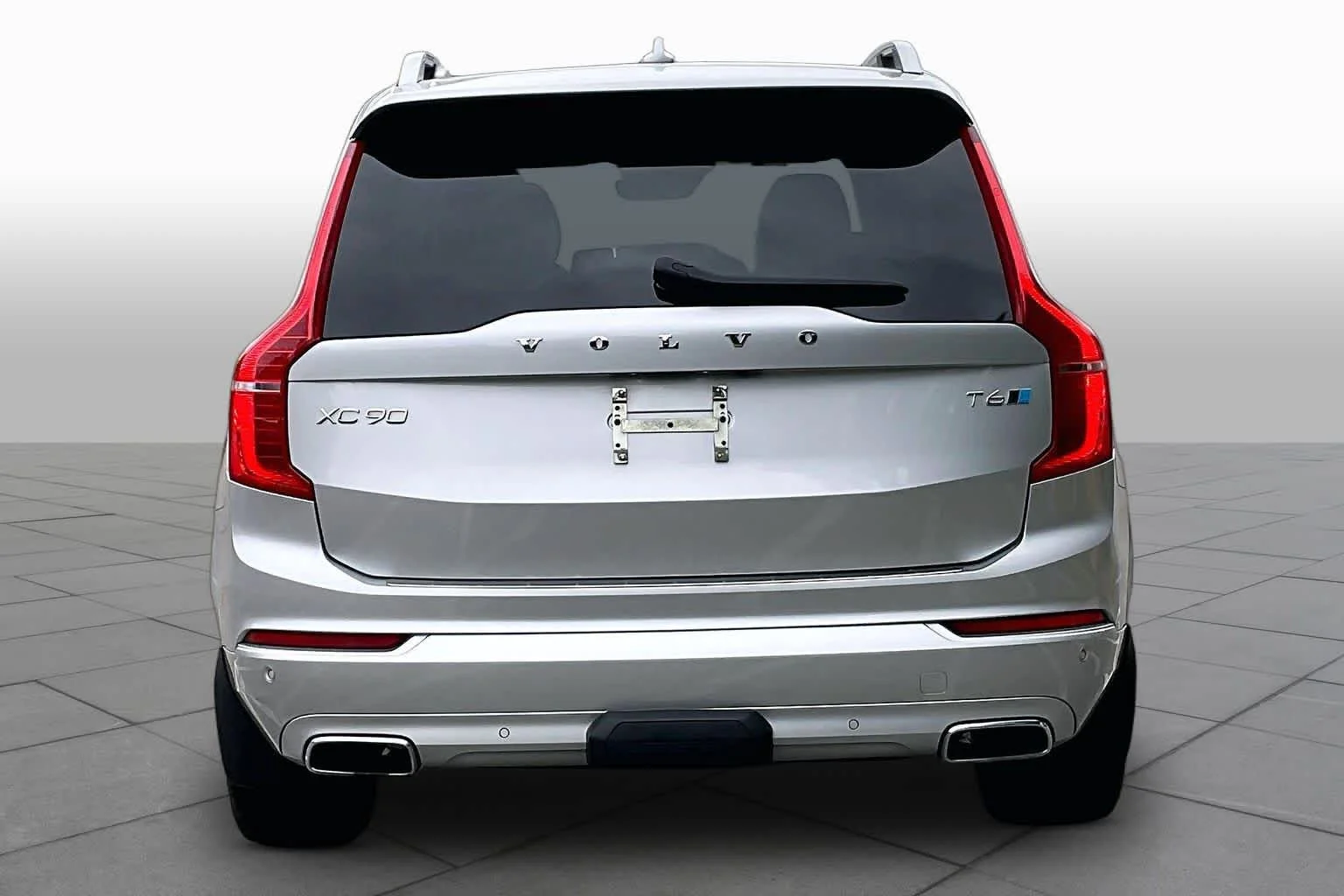 Used 2019 Bright Silver Metallic Volvo Momentum image 4