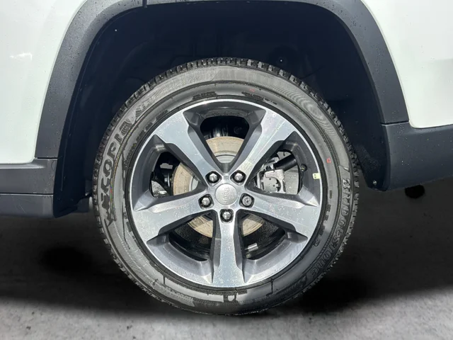 New 2025 Bright White Clear-Coat Exterior Paint Jeep Limited image 21