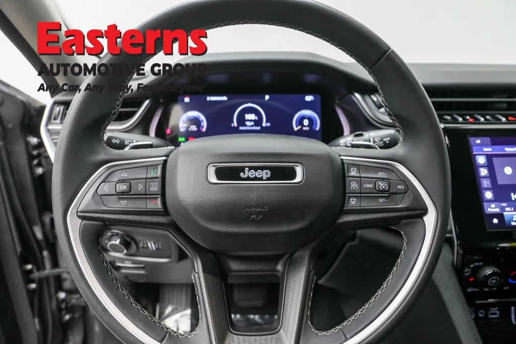 Used 2023 Gray Jeep Laredo image 10