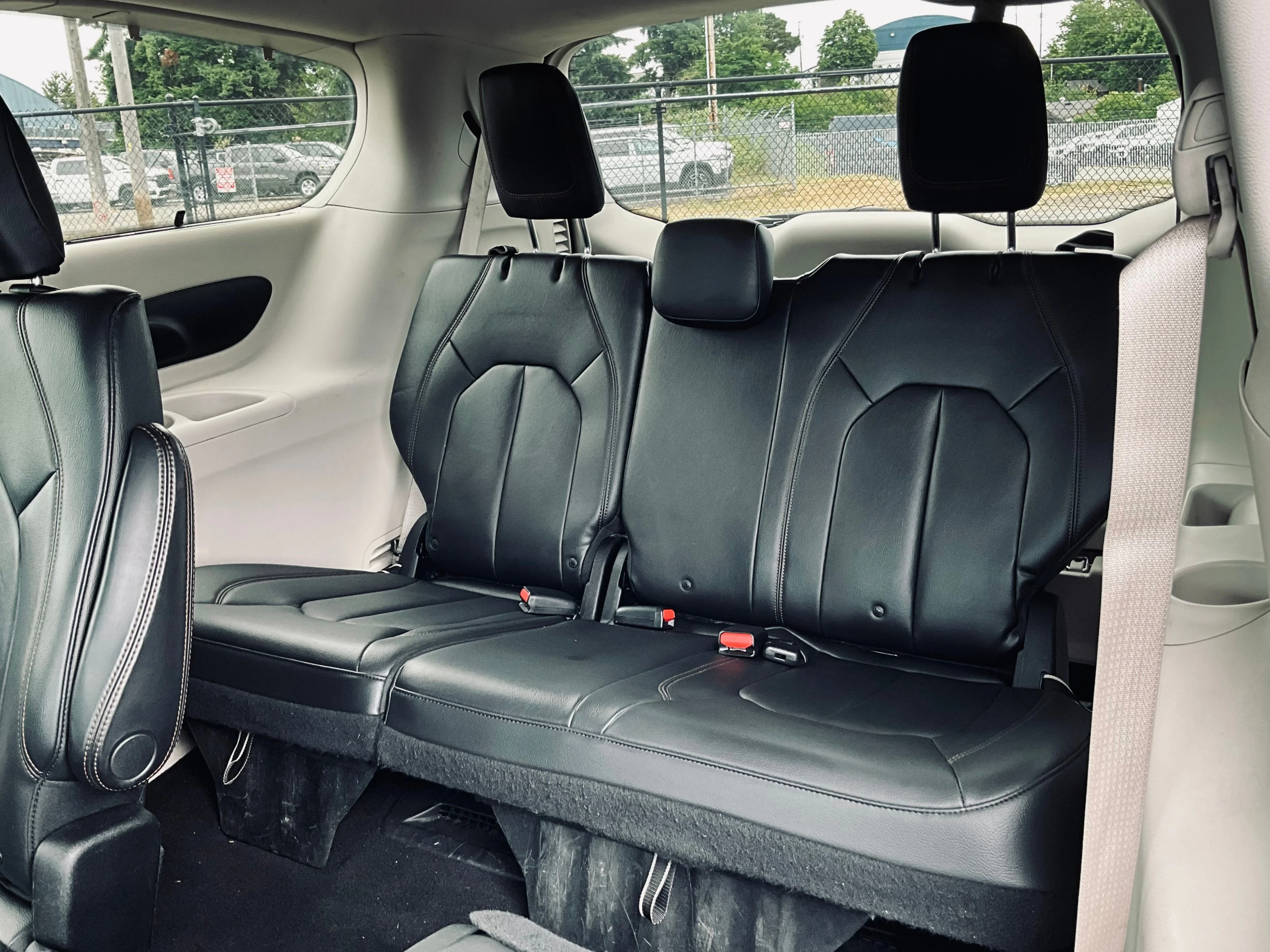Used 2017 Silver Chrysler Touring L image 26
