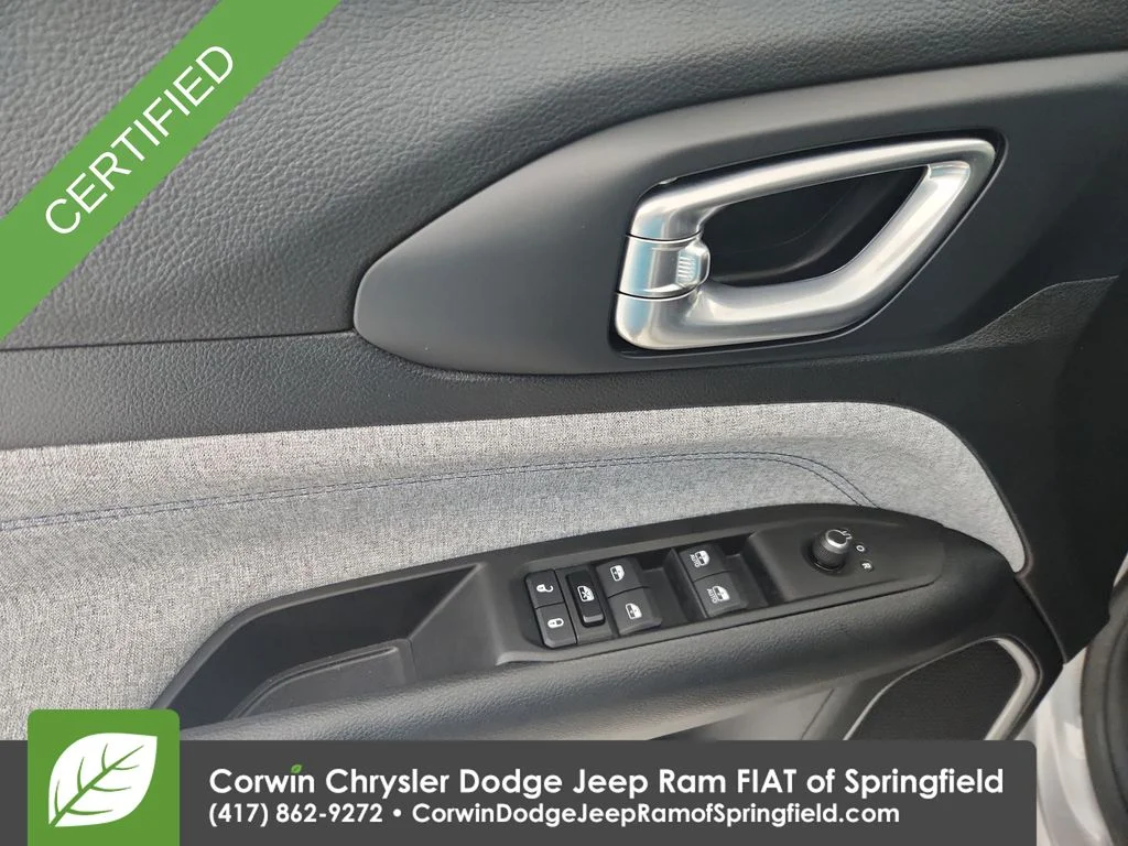 Used 2022 Silver Jeep Latitude image 4