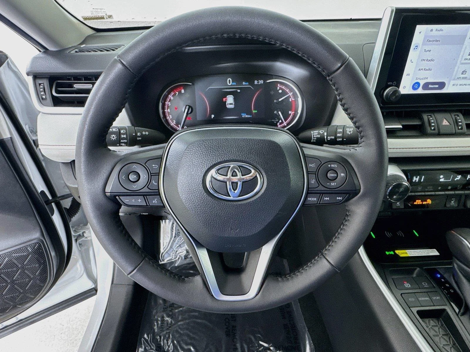 Used 2025 Wind Chill Pearl Toyota XLE Premium image 11