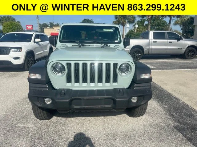 Used 2023  Jeep Sport S image 2