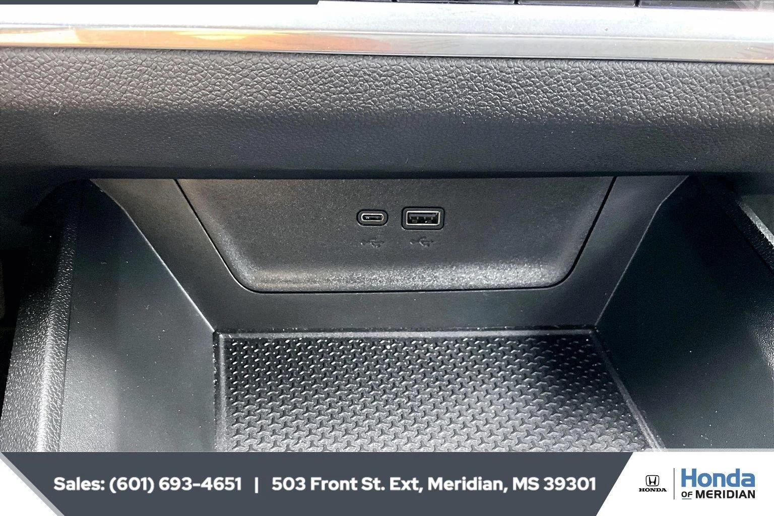 Used 2025 Sterling Gray Metallic Chevrolet AWD ACTIV image 23