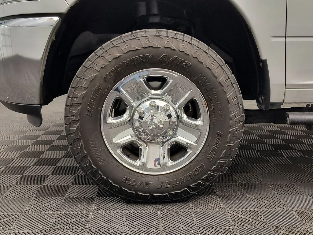 Used 2016 Bright White Ram SLT image 10