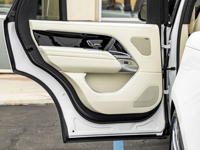 New 2026 Ostuni Pearl White LAND ROVER SE 7 Seats image 20