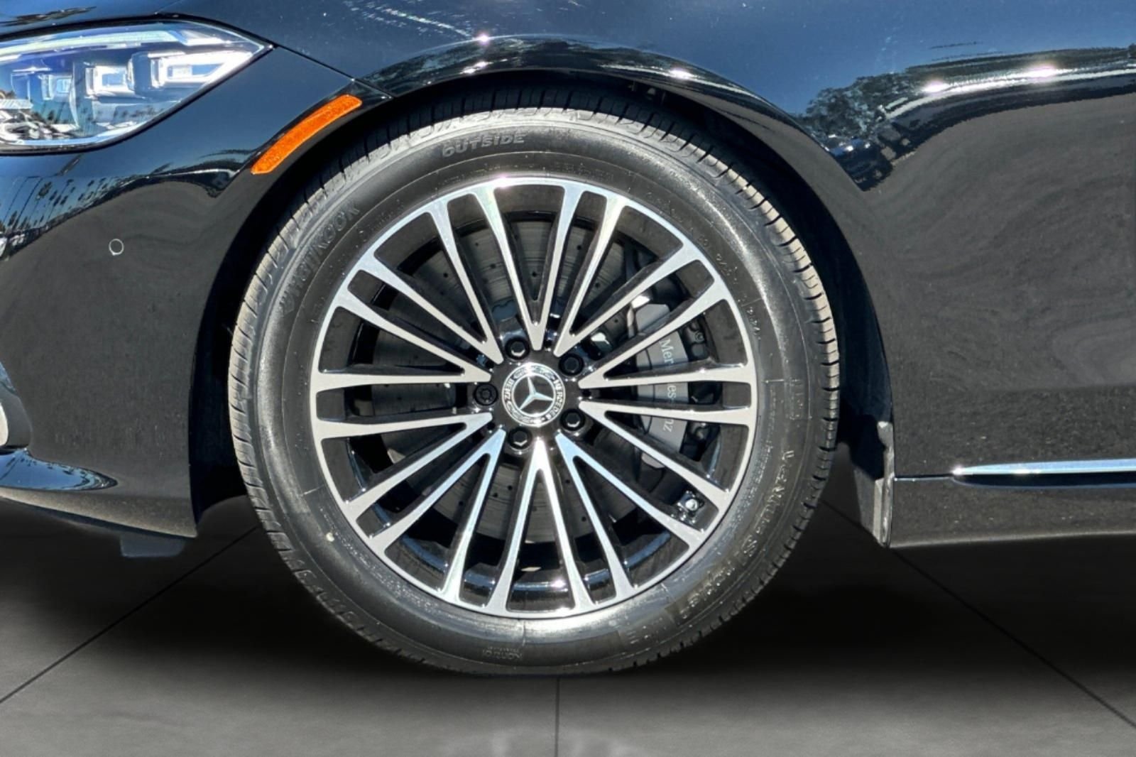 New 2025 Black Mercedes-Benz S 580e image 3