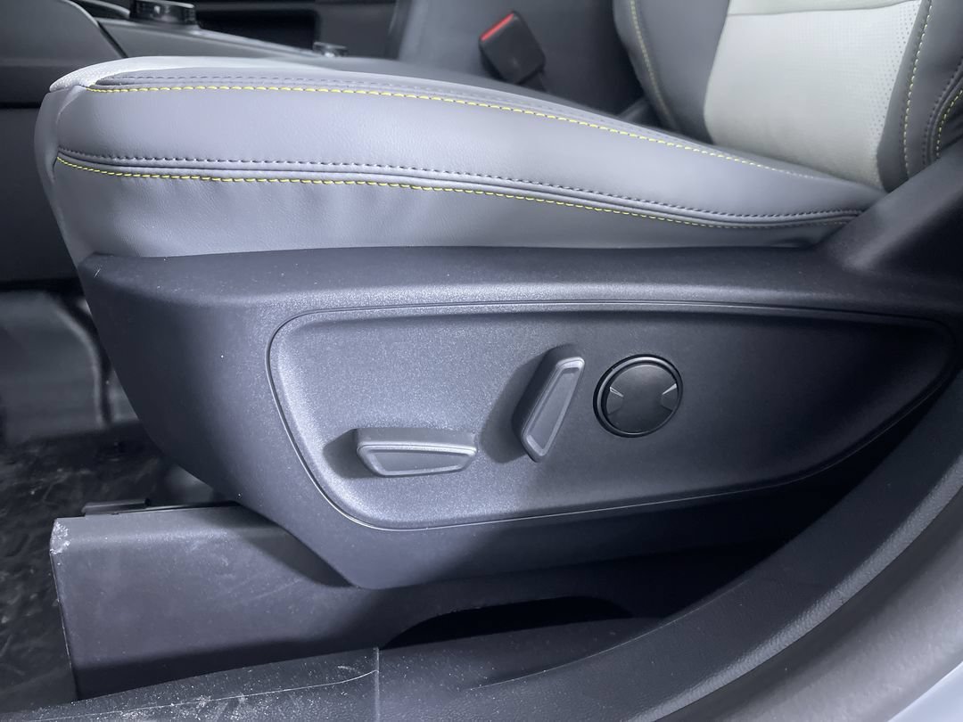 Used 2026 Space White Metallic Ford Badlands image 13
