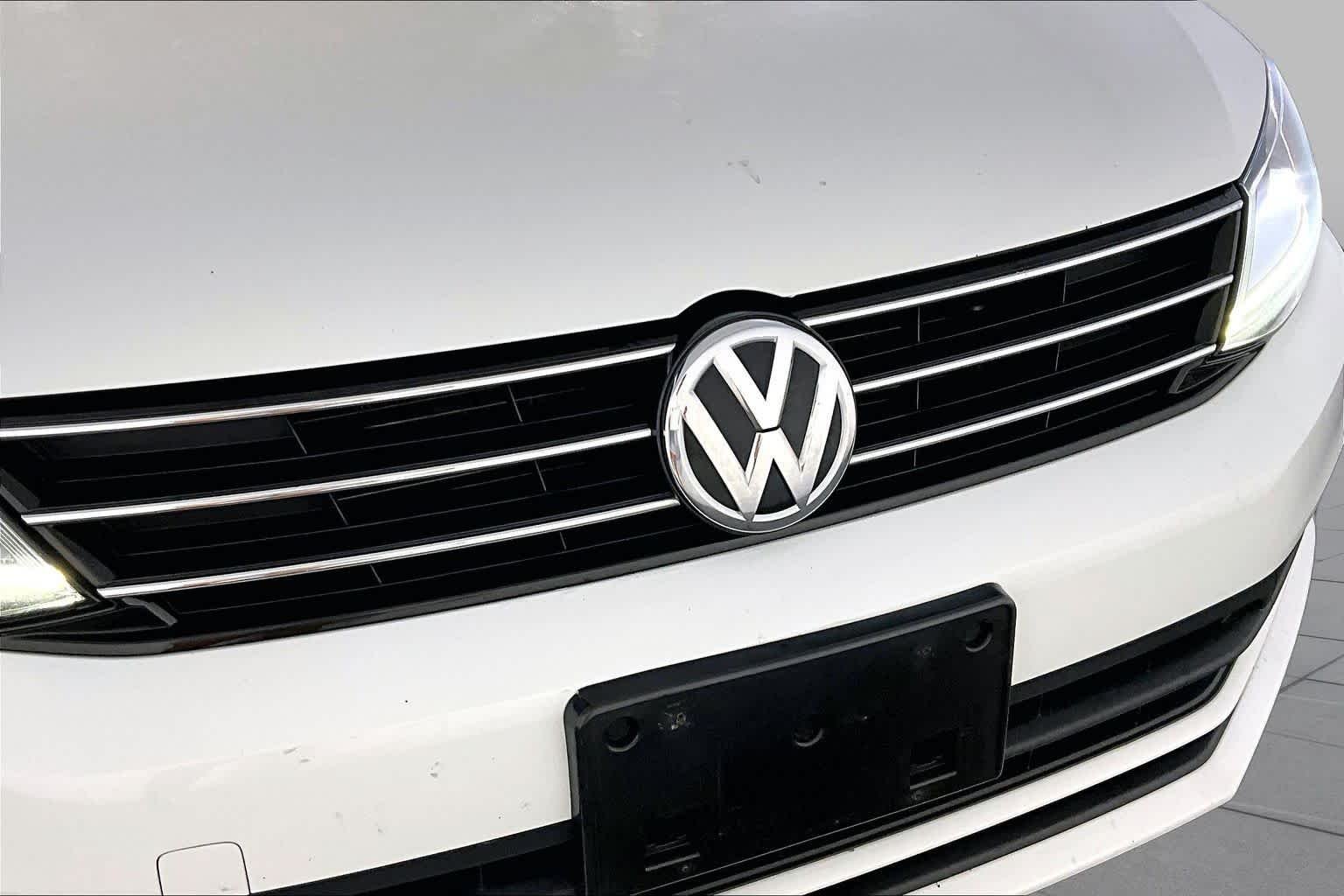 Used 2017 Pure White Volkswagen 1.4T SE image 32
