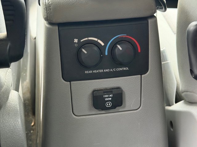 Used 2007 Silver Chrysler Limited image 14
