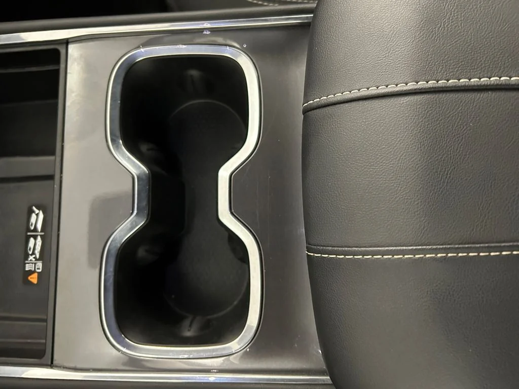 Used 2025 White GMC Elevation image 23