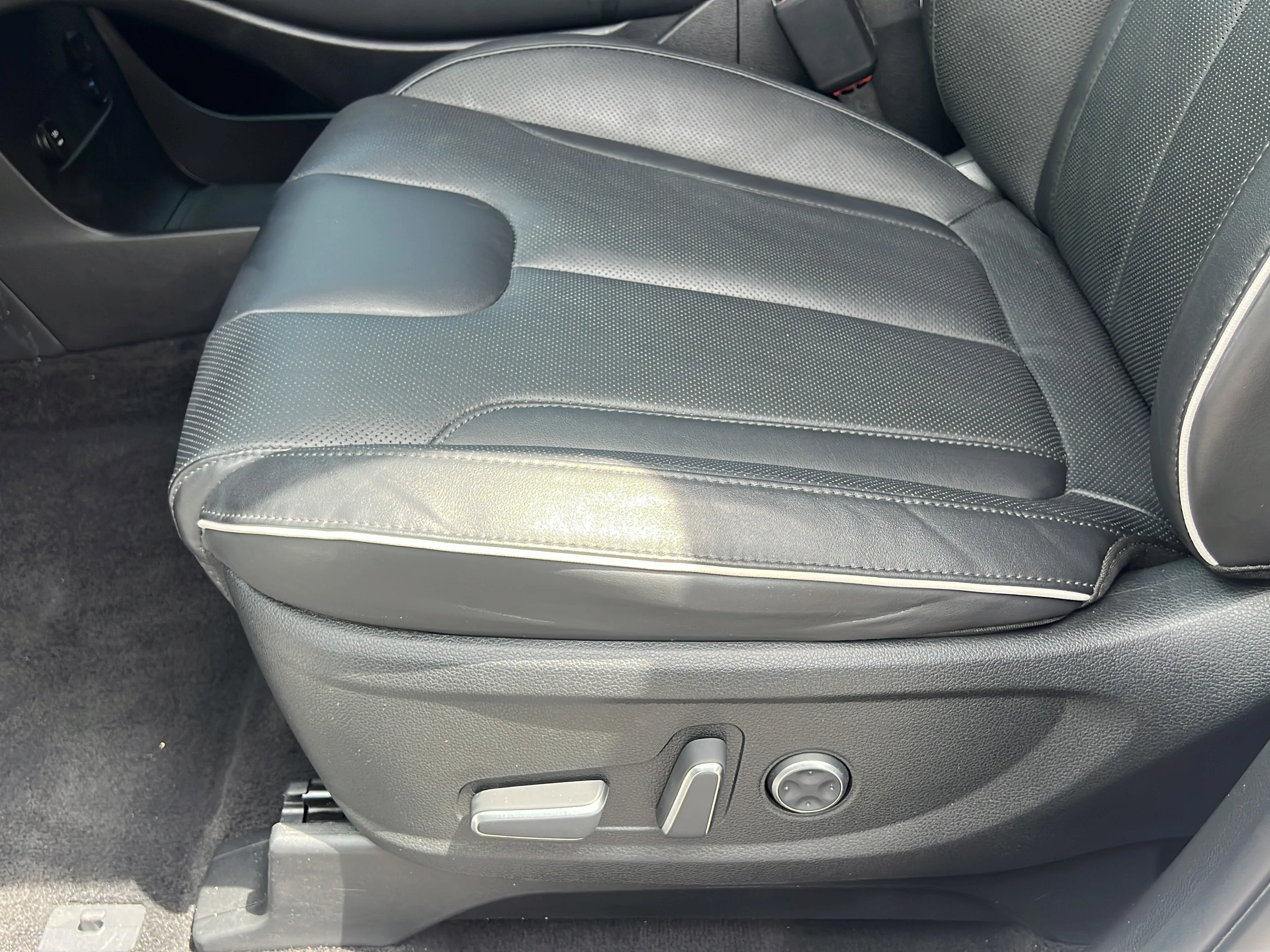Used 2024 Hyper White Hyundai SEL 7P image 14