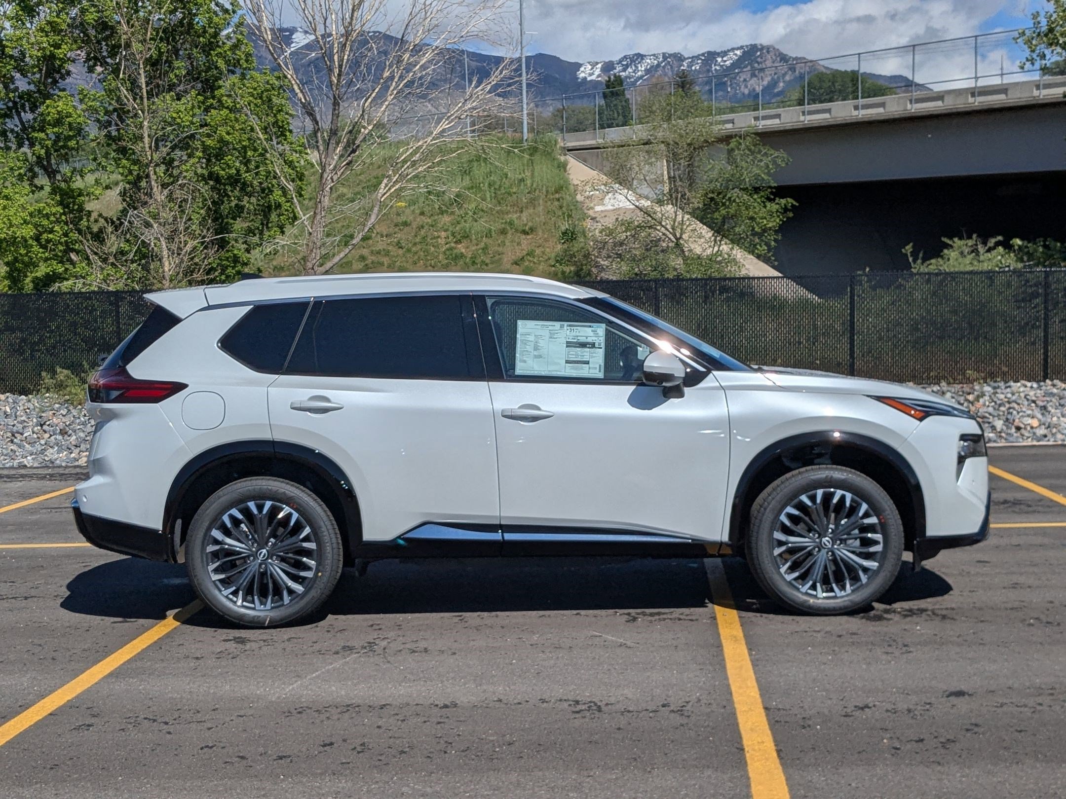 New 2026 Everest White Pearl Tricoat Nissan Platinum image 2