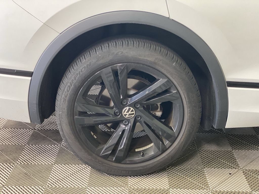 Used 2024 White Volkswagen 2.0T SE R-Line Black image 18