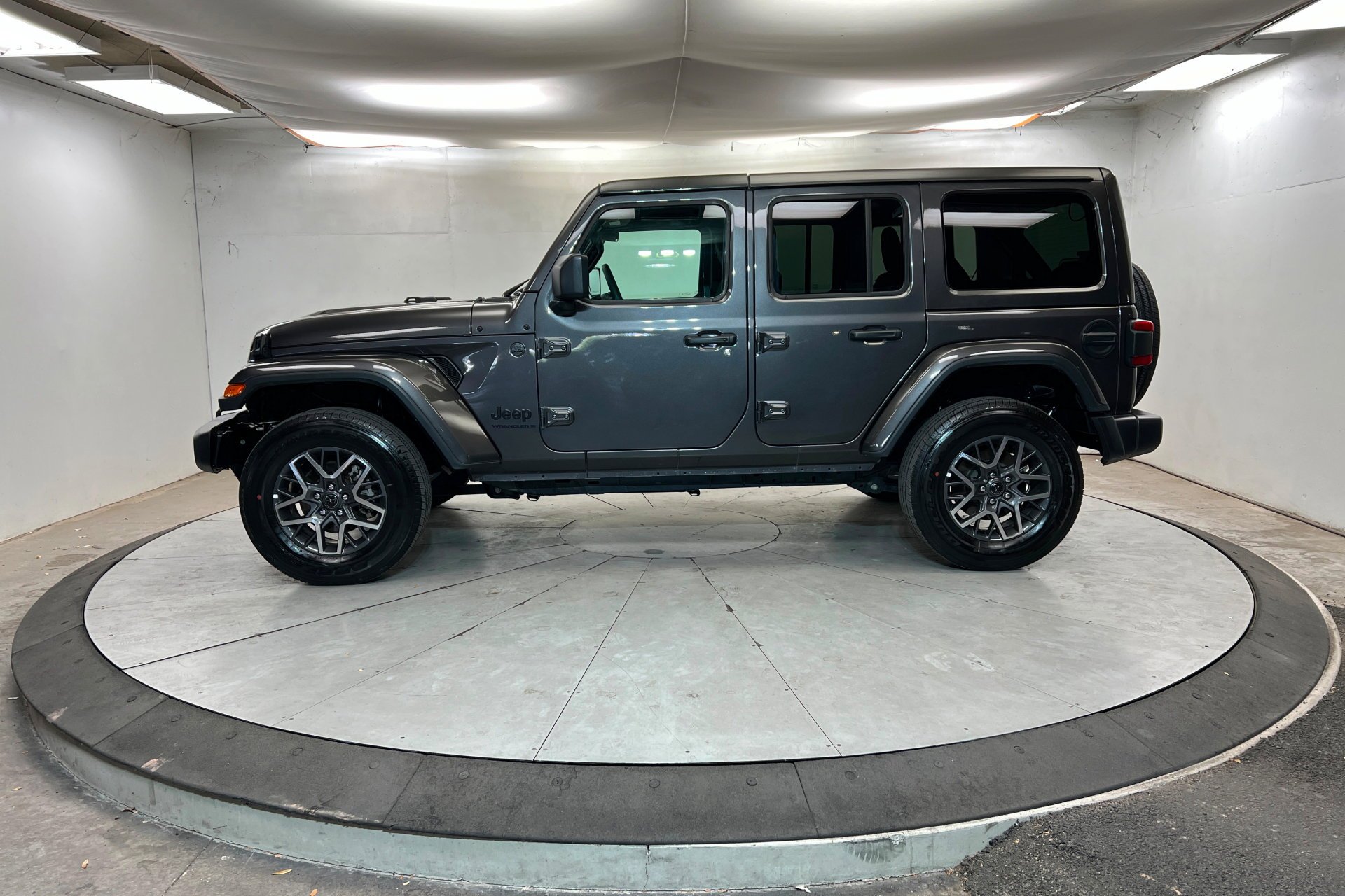 Used 2025 Granite Crystal Metallic Clearcoat Jeep Sahara image 2