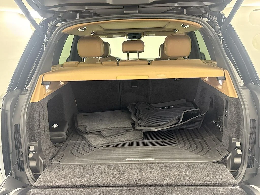 Certified Used 2025 Black Land Rover SE image 27