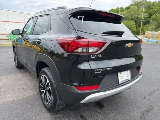 New 2026 Mosaic Black Metallic Chevrolet LT image 5