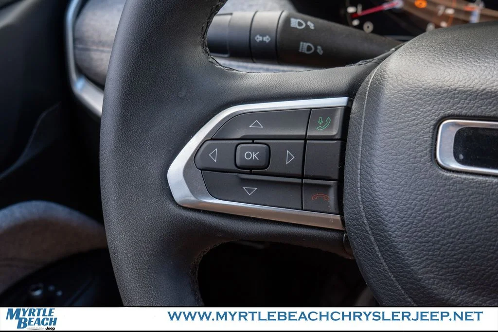 Used 2023 Crystal Metallic Jeep Latitude image 27