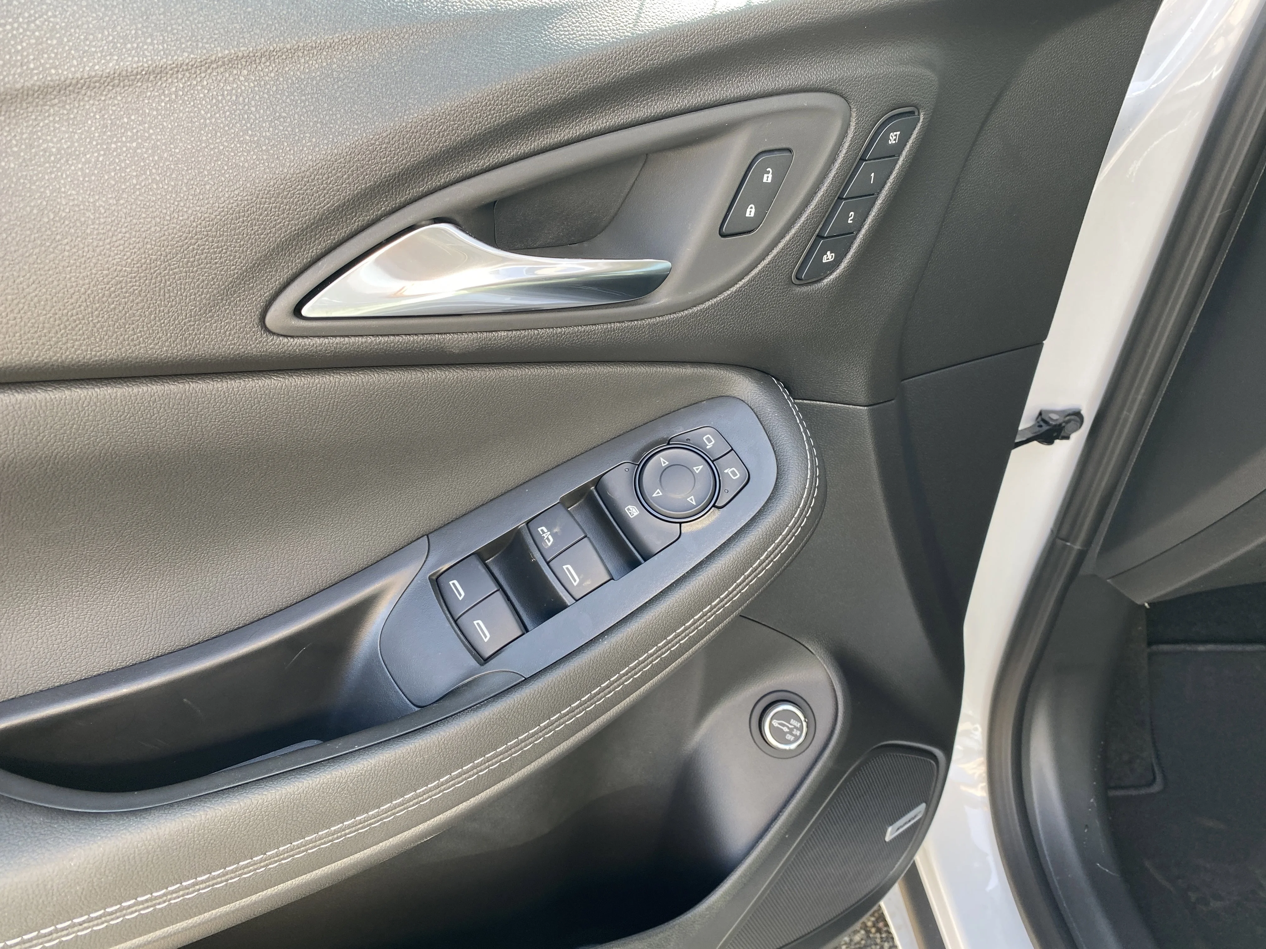 New 2026 WHITE FROST TRICOAT Buick Avenir image 25