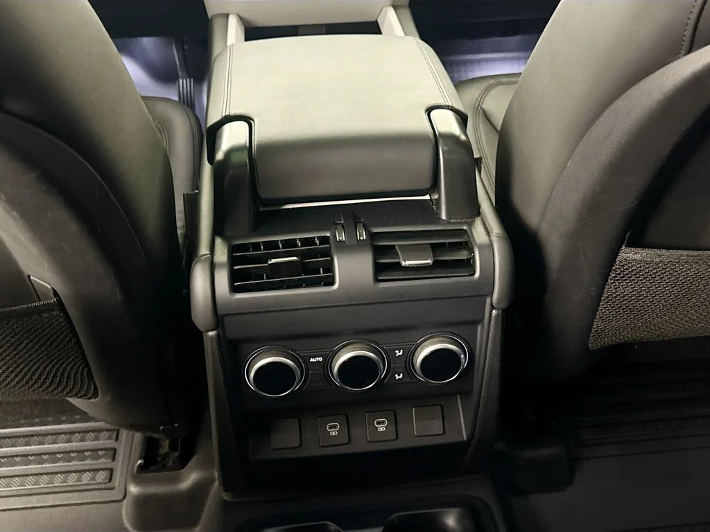 Used 2025 Black Land Rover X-Dynamic SE image 23
