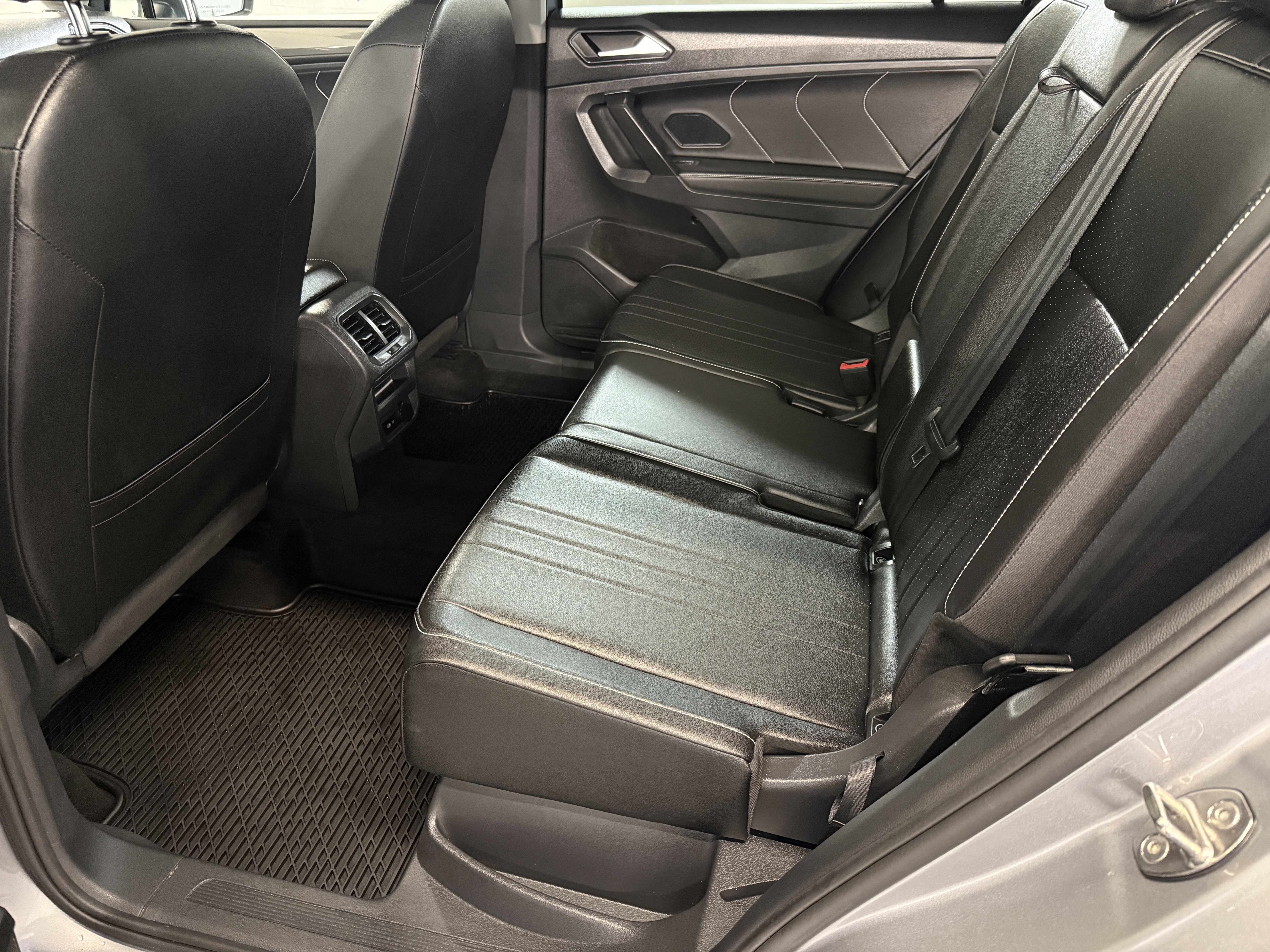 Used 2023 Pyrite Silver Metallic Volkswagen SE image 19