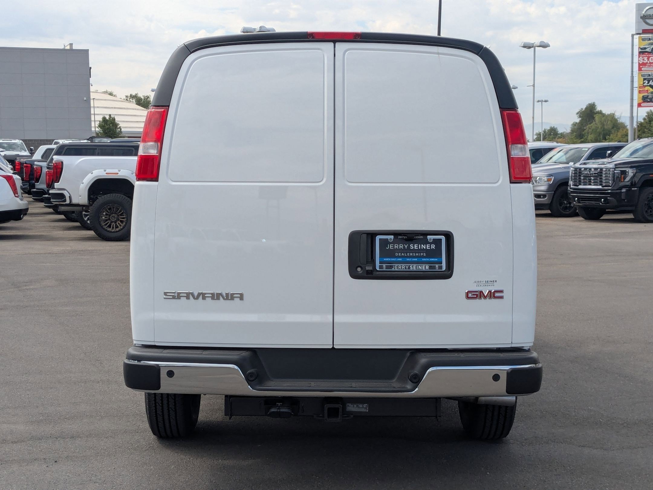 New 2025 Summit White GMC Work Van image 4
