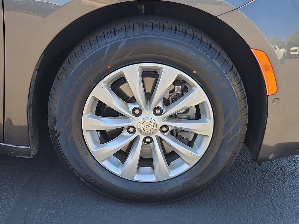 Used 2019 Granite Crystal Metallic Clearcoat Chrysler Touring Plus image 30
