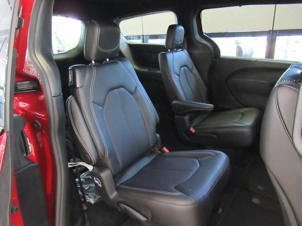 2026 Chrysler Pacifica Select - Photo 9