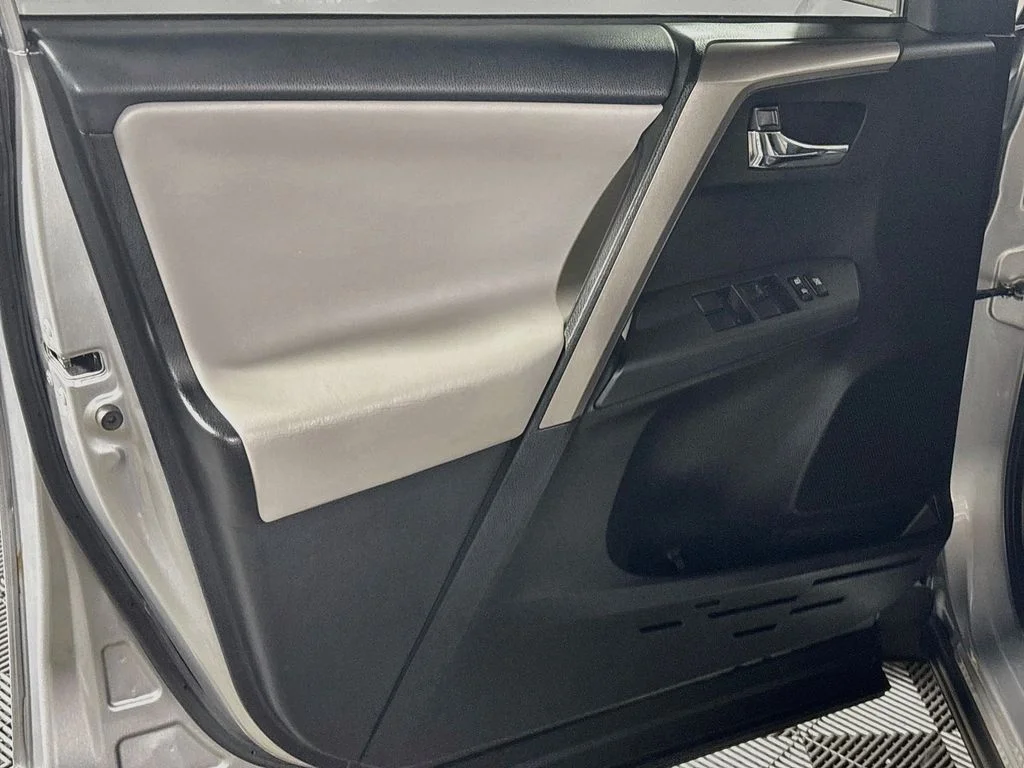 Used 2018 Silver Sky Metallic Toyota XLE image 10