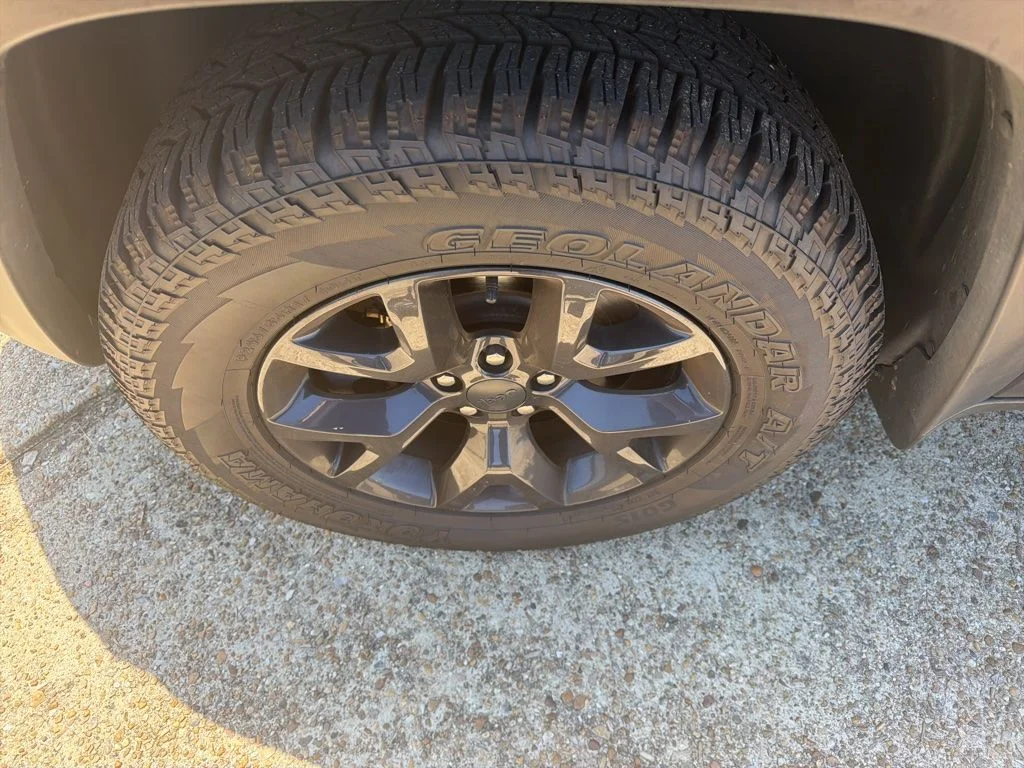 Used 2019 Gray Jeep Latitude image 10