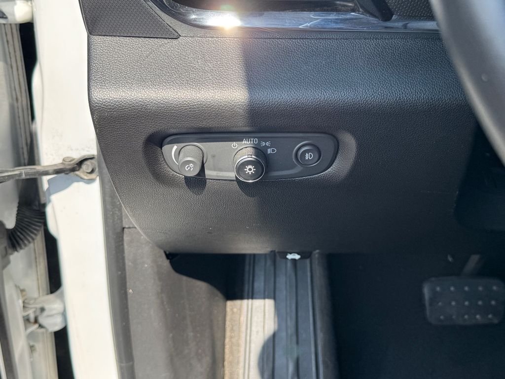 Used 2018 Beige Chevrolet Premier image 19