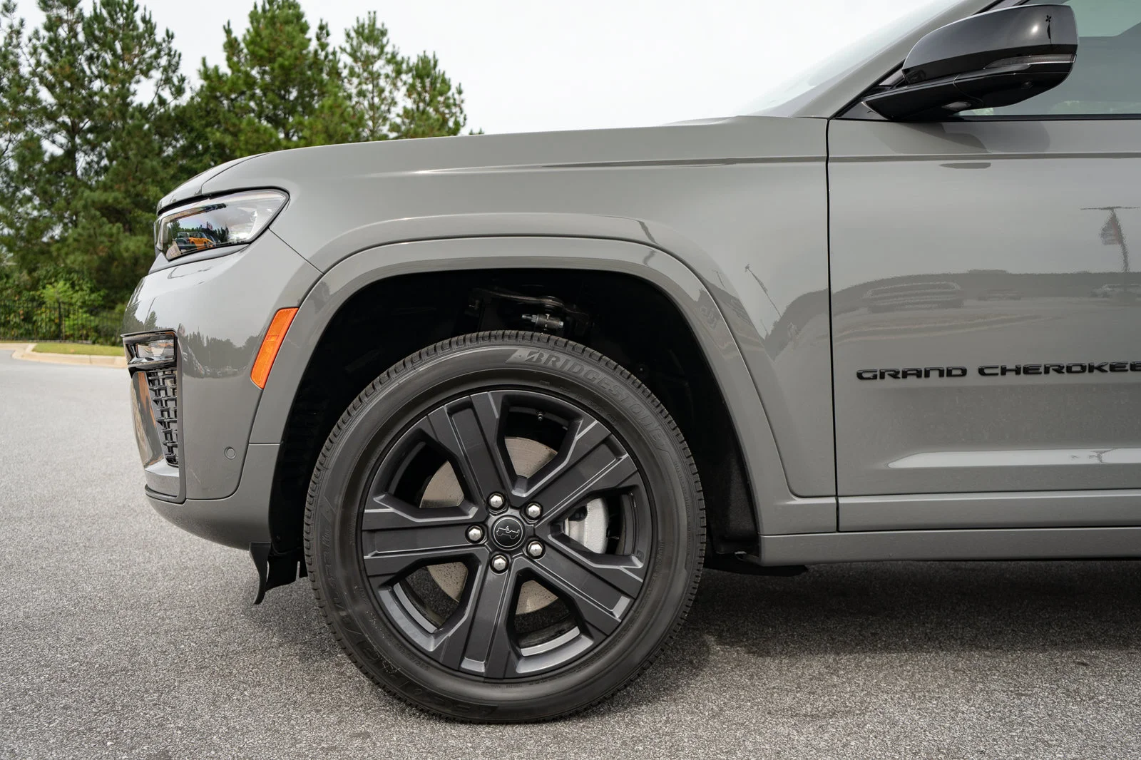 New 2027 Sting-Gray Clear-Coat Paint Jeep Limited Reserve image 4