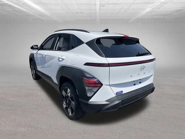 Used 2025 White Hyundai SEL image 9