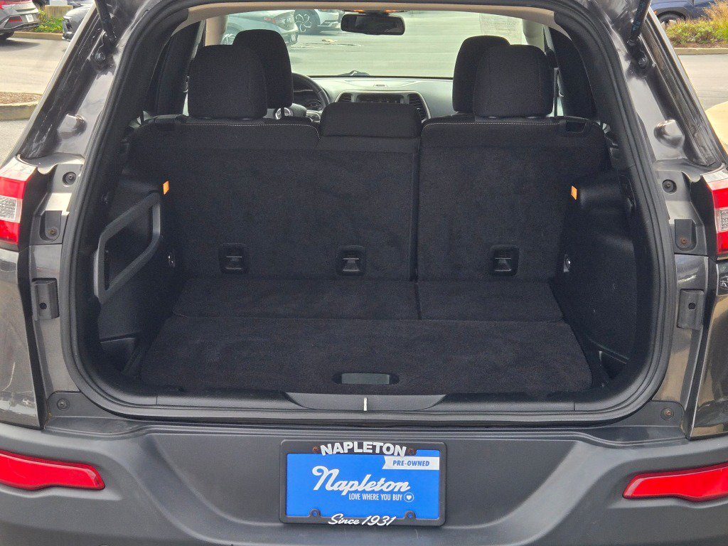 Used 2014 Crystal Metallic Jeep Latitude image 12