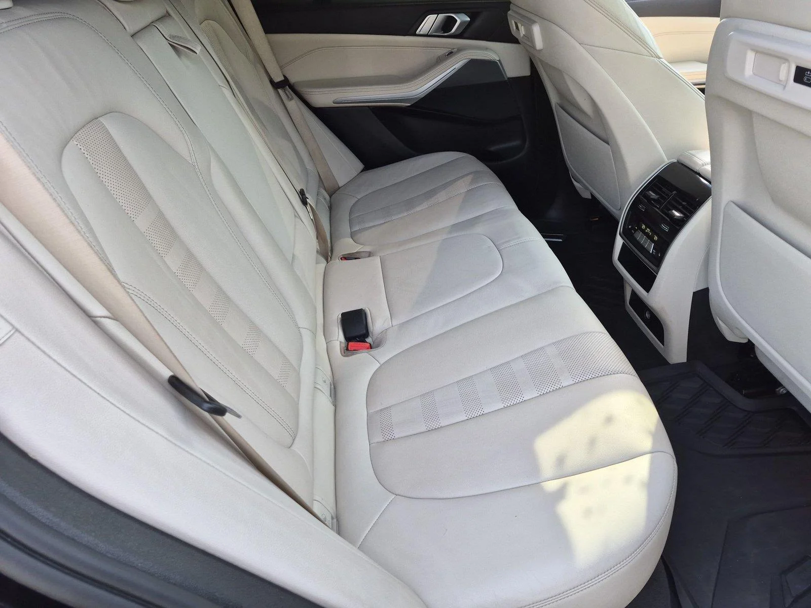 Used 2021 Black Sapphire Metallic BMW xDrive40i image 37