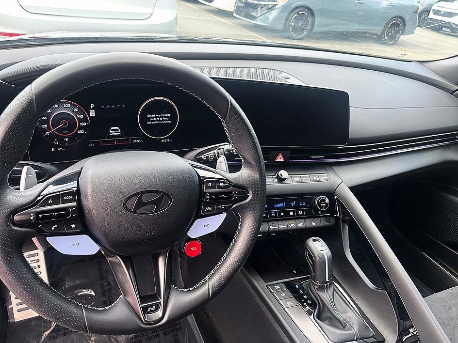 Used 2025 Abyss Black Hyundai Base image 14