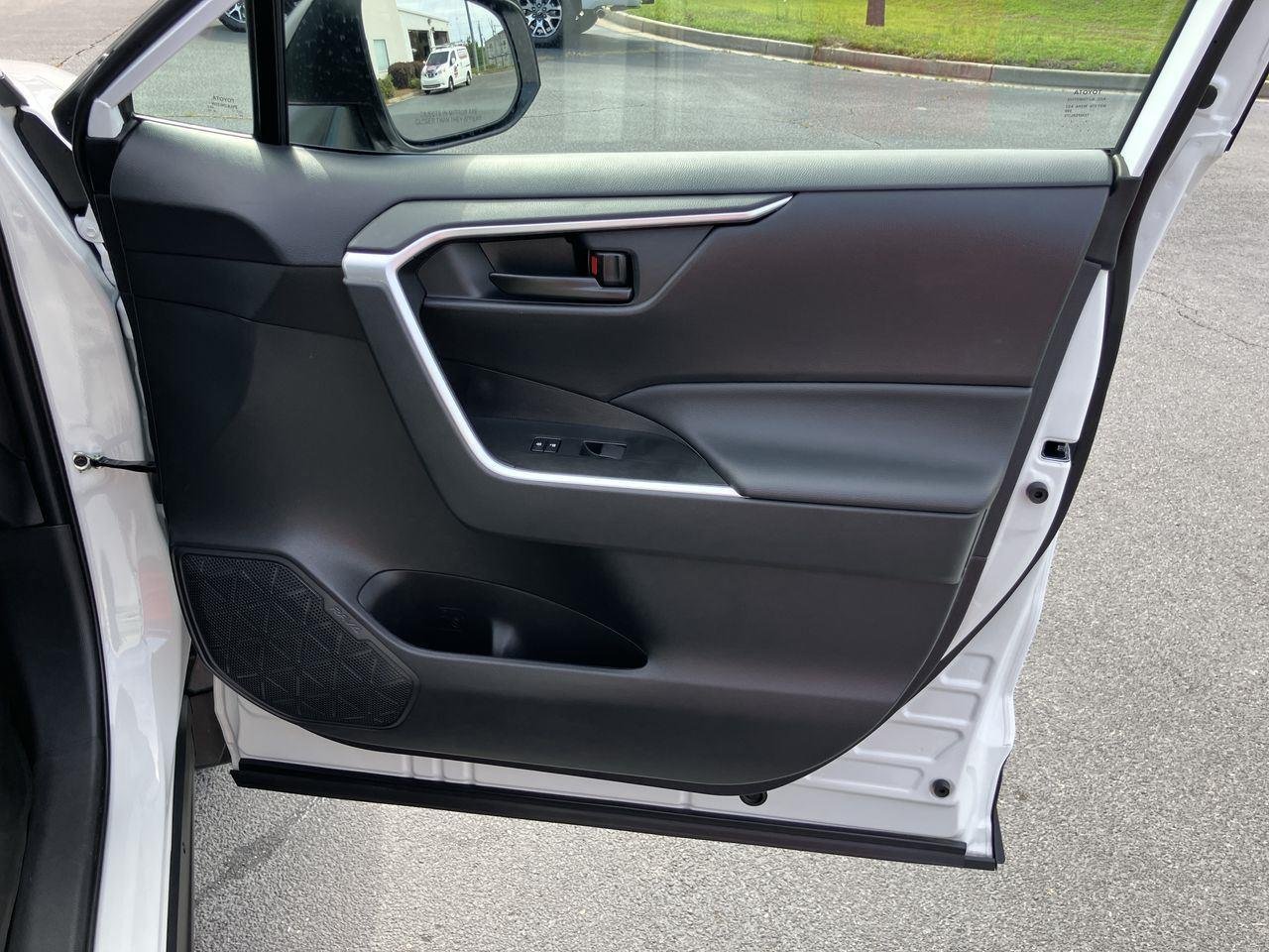 Used 2025 White (Ice Cap) Toyota LE image 31