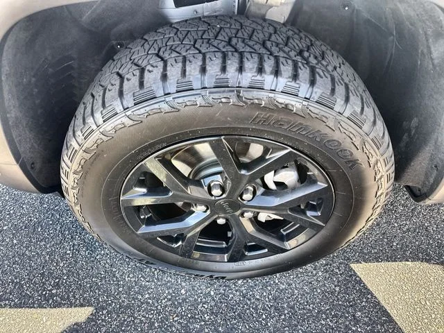 Used 2024 White Jeep Altitude image 10