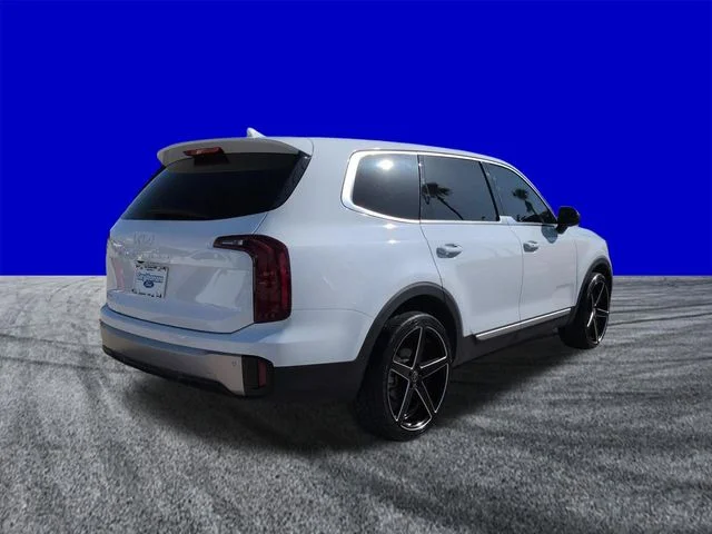 Certified Used 2025 Glacial White Pearl Kia LX image 4