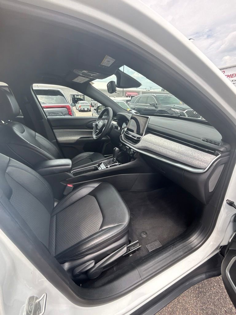 Used 2024 White Jeep Latitude image 25