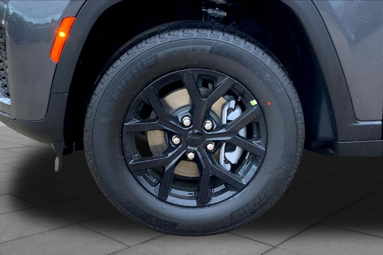 New 2026 Baltic Gray Metallic Clear-Coat Exterior Paint Jeep Laredo Altitude image 11