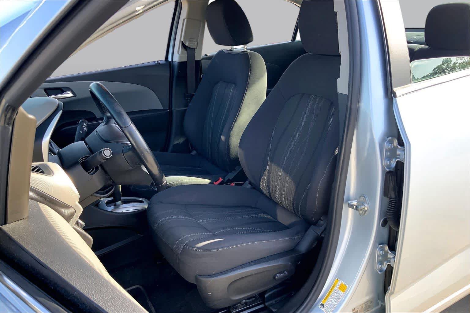 Used 2018 Arctic Blue Metallic Chevrolet LT image 8